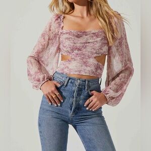 ASTR
SAVITA ABSTRACT PRINT RUCHED CUTOUT TOP Size Small